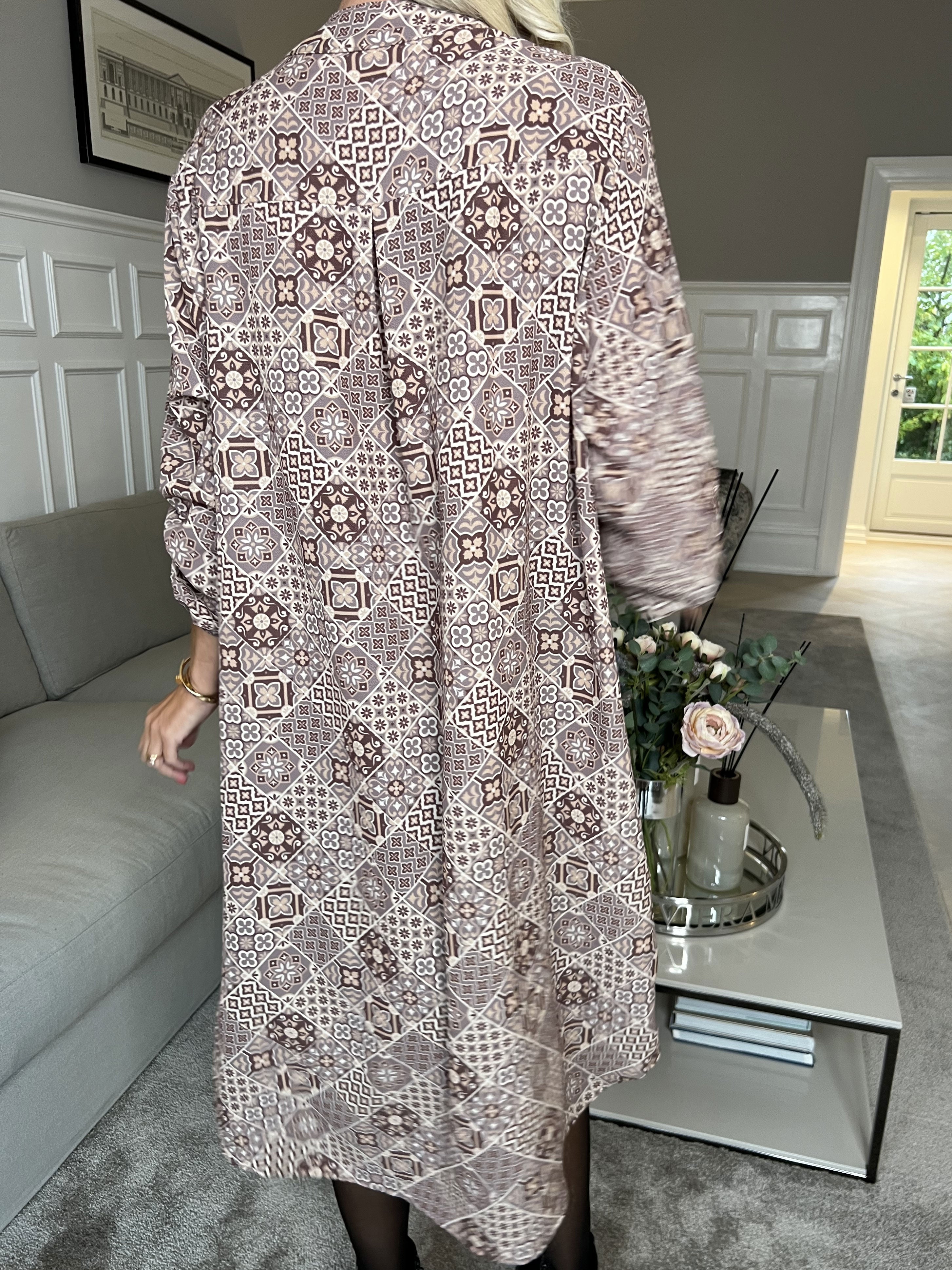 Vanesa Mosaic Long - Let og luftig mønstret kjole